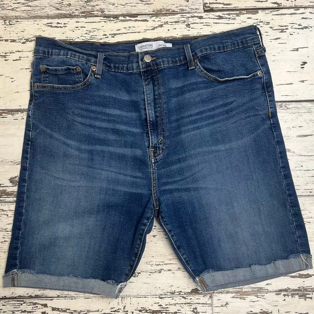 Signature Levi Strauss denim shorts men’s 40, inseam 8 1/2” GREAT Condition!
